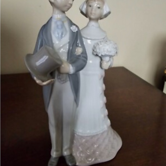 Lladro Wedding Couple Figurine in Gray and White